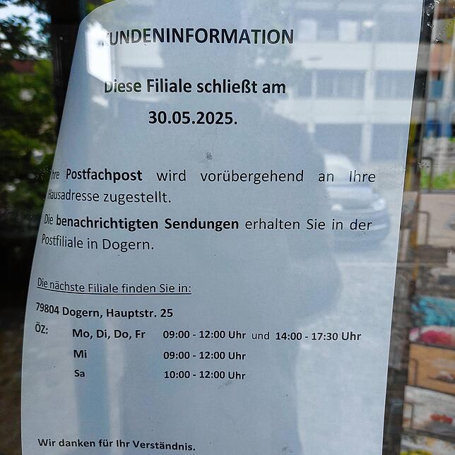 An der Tür der Post in Albbruck werden die Kunden nach Dogern verwiesen.