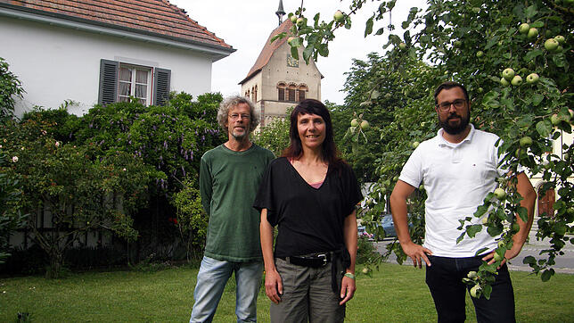 Apfelbäume und Rosenstöcke sind gut für die Artenvielfalt: Matthias Middendorf (von links), Kerstin Sauer und Mario Streib. Sie haben ...