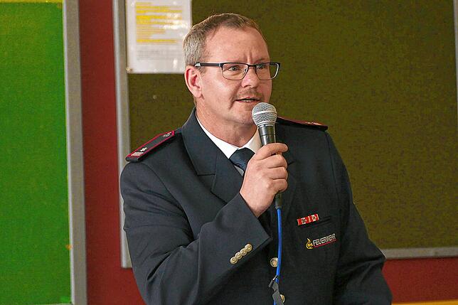 Der Kommandant der Freiwilligen Feuerwehr Meßkirch, Tobias Lumb, kann sich über einen neuen Dienstwagen freuen.
