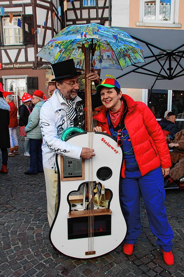 Bei Markdorf total verruckt lernte Regina Holzhofer direkt die närrische Hochzeit der Straßenfasnet kennen, hier mit Dietmar Bitzenhofer.