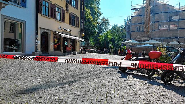 Damit niemand über die Hofhalde in den Einsatzbereich gelangt, hat die Polizei auch den Zugang von dieser Seite gesperrt.
