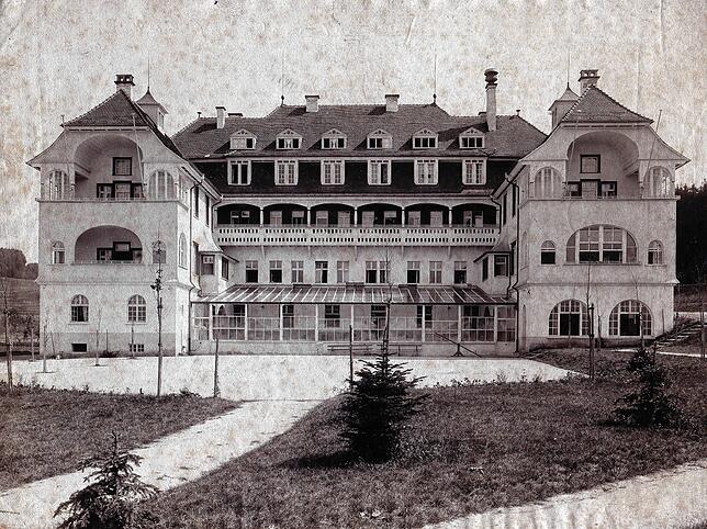 Das 1904/06 erbaute „Haus Hohenbaden“ vermutlich vor dem Ersten Weltkrieg. Nach 1945 entwickelte es sich zu einer Vorzeigeklinik für das ...