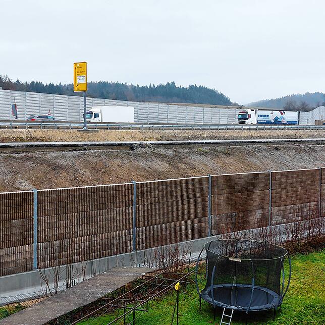 Schön ist anders: Beim Blick aus dem Fenster bei Carola Hespeler in der Allensbacher Hochstraße Richtung Nordosten sieht man ...