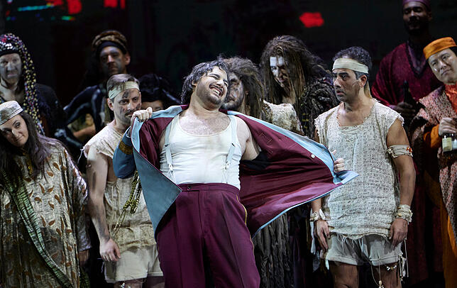 Belshazzar (Mauro Peter, mit dem Chor der Oper Zürich) feiert ausschweifend.