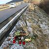 An der Unfallstelle haben Angehörige des tödliche verunglückten Motorradfahrers Kerzen und ein Gedenkschild aufgestellt. Bild: Reiner ...