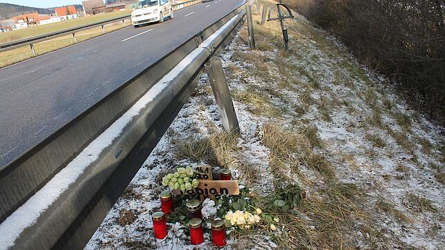 An der Unfallstelle haben Angehörige des tödliche verunglückten Motorradfahrers Kerzen und ein Gedenkschild aufgestellt.