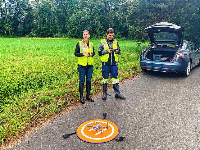 Anna Katharina Aardeck und Nico Ninov und ihre Drohnen waren mit Büßlinger Jägern im Einsatz, um Rehkitze vor einem möglichen Mähtod zu ...