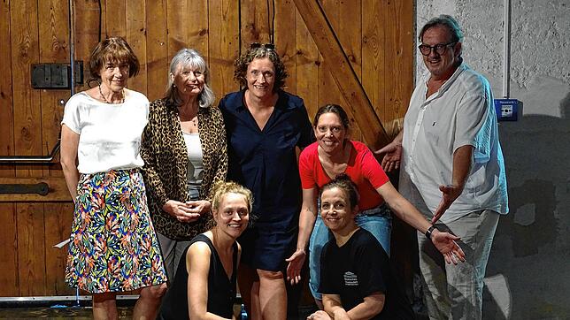 Die Schauspieler des Bürgertheaters proben für den Auftritt am Chibli-Heimatabend. Unterstützung bekommen sie von Laura Holz und Simone ...