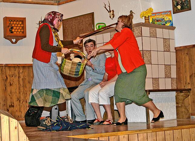 Dieses Archivbild des Gombold-Stücks „Oh Gott die Familie“, aufgeführt von der Ledigengesellschaft Vilsingen, zeigt Carmen Beck (links) ...