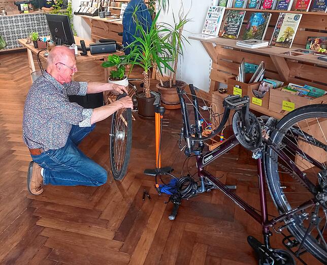 Jürgen Gromball macht ein Fahrrad wieder flott.