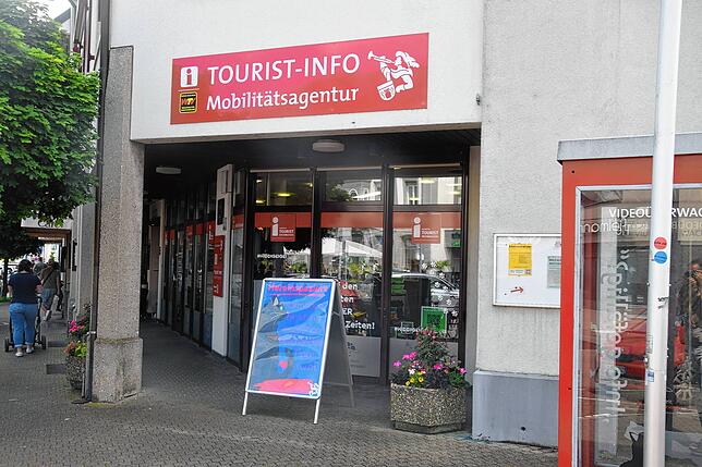 Mancher Parkhausnutzer wendet sich beim Bezahlen in seiner Not an den naheliegenden Informationsschalter des Tourismus- und Kulturamtes.