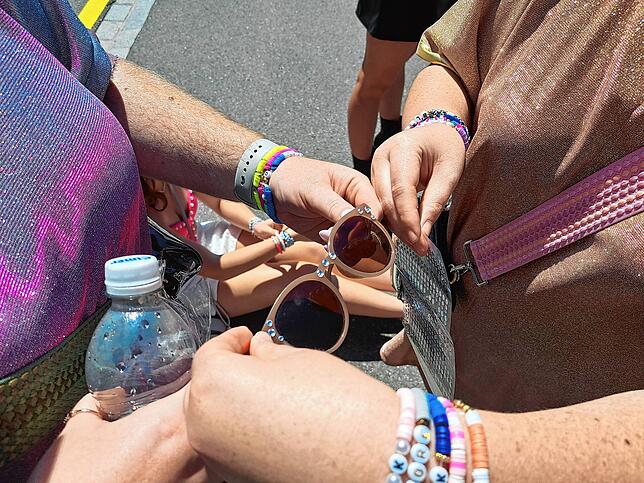 Fans verzieren ihre Accessoires mit Steinchen.