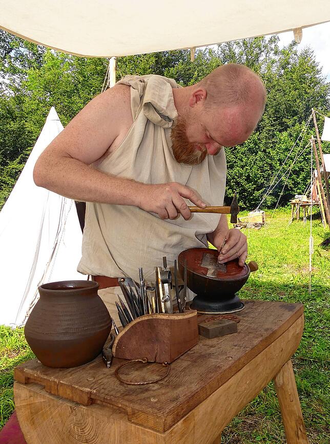 Christian Müller von der Gruppe Bodanohuntar fertigt eine aufwendige Gürtelschnalle.