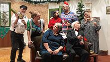 Das Dorftheater Gaienhofen bei den Proben zur Komödie „Ach du Fröhliche“ in der Höri-Halle: Bei Familie Meier weihnachtet es sehr.
