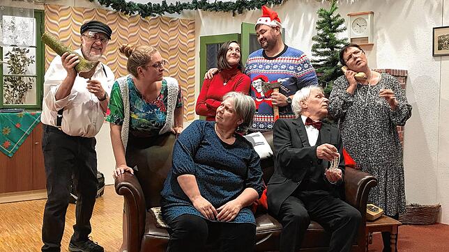 Das Dorftheater Gaienhofen bei den Proben zur Komödie „Ach du Fröhliche“ in der Höri-Halle: Bei Familie Meier weihnachtet es sehr.