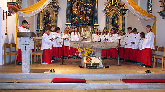 In der vollen Pfarrkirche „St. Martin“ in Hondingen zelebriert Pfarrer Karlheinz Brandl im Kreis der Ministranten sowie den ...