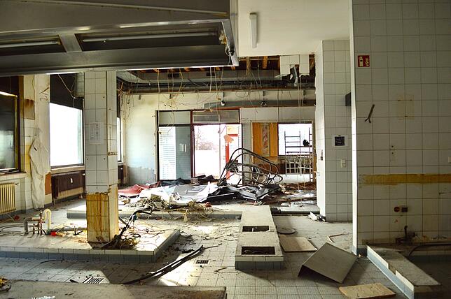 Blick in das alte Restaurant Lukullum. Derzeit wird das komplette Gebäude entkernt, danach wird es abgerissen.