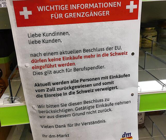 Über die Regelung informieren auch Kette wie der Drogeriemarkt dm in seinen grenznahen Filialen, hier ein Bild aus Konstanz. ...