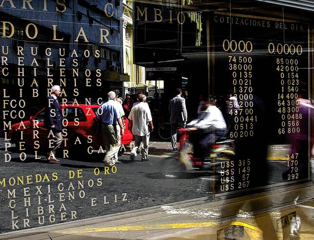 In einem Fenster sind 2001 in Buenos Aires Wechselraten zu lesen.