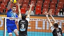 Nach starkem Beginn hat sich der VfB Friedrichshafen (Linus Weber beim Angriff) Berlin (Timothée Carle und Éder Carbonera) beugen ...