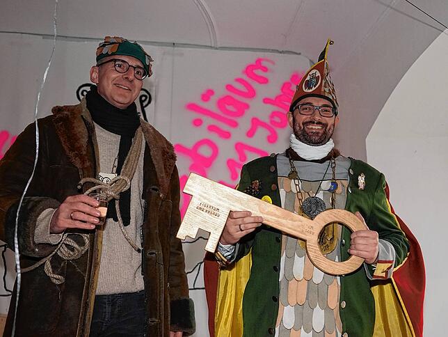 Geschafft: Für sechs närrische Tage gehört die Macht im Dorf den Narren. Narrenvater Uli Gotterbarm hält den übergroßen Rathausschlüssel ...