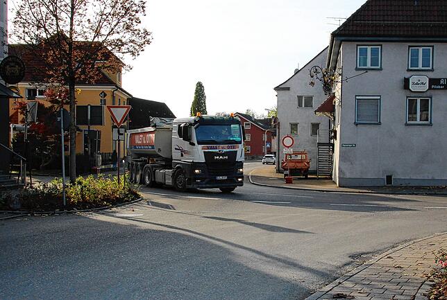 Das ehemalige Gasthaus Adler (rechts) wird abgerissen. Deshalb ist die gesamte Ortsdurchfahrt in Krauchenwies gesperrt.
