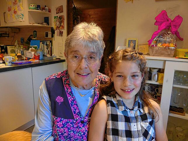 Ein tolles Team in Sachen Alemannisch: Leonie Huber (rechts) und ihre Oma Annemarie (links) haben der prämierten Geschichte „Die ...
