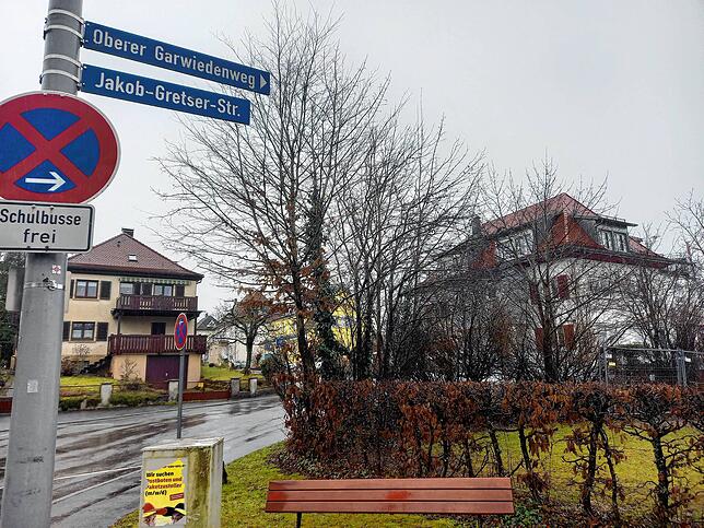 In direkter Nachbarschaft zur geichnamigen Schule findet sich auch die Jakob-Gretser-Straße.