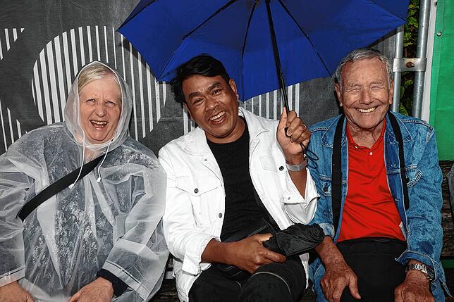 Bild 20: Gute Stimmung bei Regen auf dem Hohentwielfestival