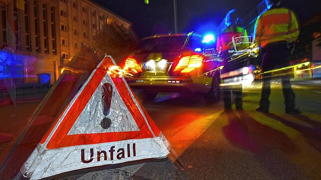 Ein Autofahrer will bei Lienheim einem Reh ausweichen und fährt seinen Wagen zu Schrott. (Symbolbild)