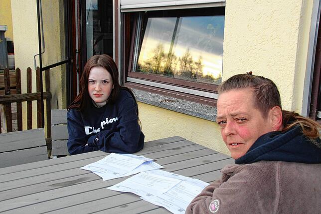 Bild 1: Drei Konstanzer Teenager warten gemeinsam vor dem Polizeirevier Radolfzell. Für diesen Verstoß gegen die Corona-Verordnung sollen sie nun jeweils 500 Euro Strafe zahlen