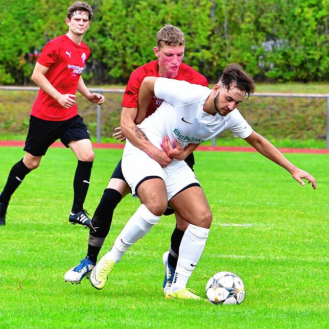 Halt den Joker: Noel Zipfel vom FC Hochrhein weiß, wie man Toni Santoro von der SG FC Wehr/Brennet unter Kontrolle hält. Kam der Stürmer ...