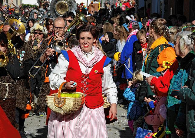 Die Herdwanger Eselohren mit ihrem Narrenruf &bdquo;Narri Narro&ldquo; mit musikalischer Begleitung durch Hedos.
