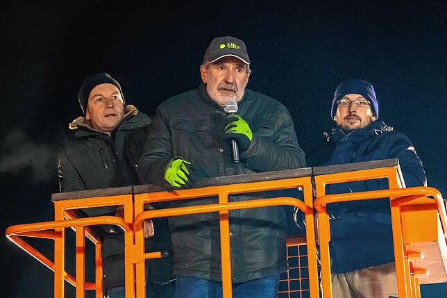 Präsident Bernhard Bolkart (Mitte) vom Badisch-Landwirtschaftlichen Hauptverband (BLHV) spricht zu den Demonstranten, neben ihm die ...