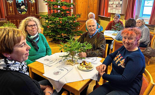 Das Weihnachtssingen am zweiten Advent 2023 in Unterkirnach: Viele Menschen kommen zu der Veranstaltung unter der Leitung von ...