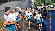Die Wasserdusche der Bad Säckinger Jugendfeuerwehr war bei den Läufern auch in diesem Jahr wieder eine willkommene Abwechslung.