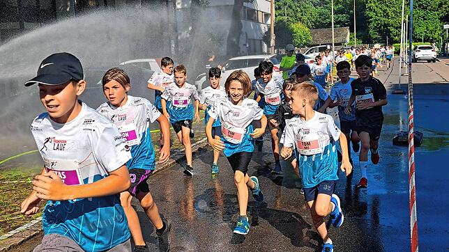 Die Wasserdusche der Bad Säckinger Jugendfeuerwehr war bei den Läufern auch in diesem Jahr wieder eine willkommene Abwechslung.