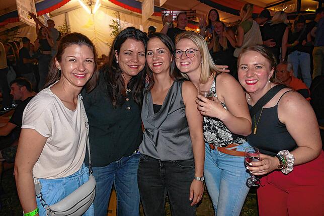 Bild 1: Die Frog-Party der Froschenkapelle Radolfzell mobilisiert die Massen auf dem Fürstenberg