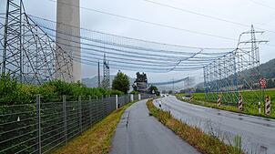 Metallgerüste mit überspanntem Netz stehen derzeit neben der Feldbergstraße zwischen Tiengen und Gurtweil.
