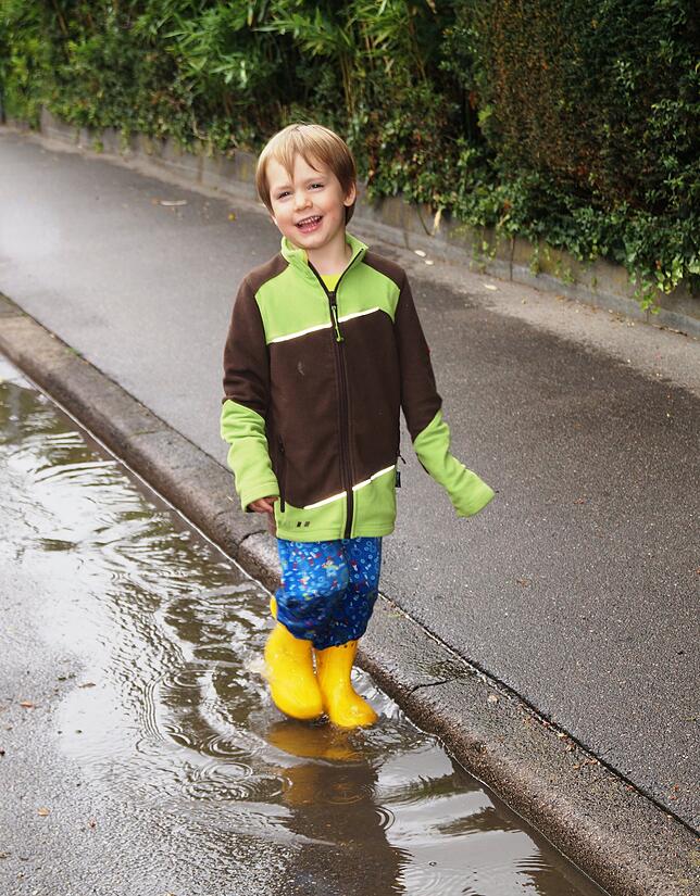 Der zwischendurch einsetzende Regen macht Lennard mit Gummistiefeln nichts aus.