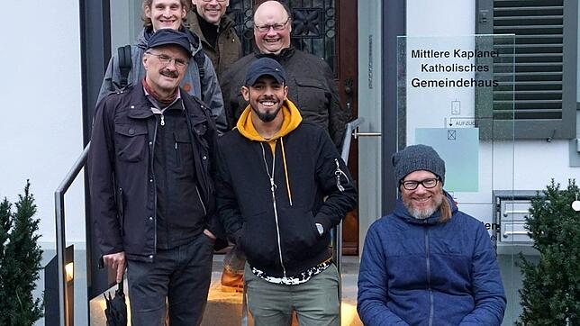 Matthias Grupp, Max Fischer, Richard Merkle, Willy Schuster und Shafik Al Wasak, alle aus dem Team der Ehrenamtlichen, und ...