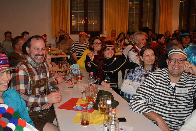 Bild 8: Dreckkübelgschwätz in Markdorf: Bilder der Akteure auf der Bühne