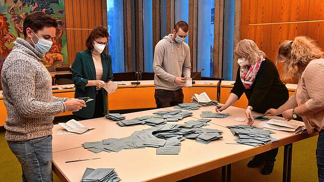 Im großen Sitzungssaal im Rathaus St. Georgen werden die Stimmzettel gezählt, die per Briefwahl eingegangen sind. Die Zahl der ...