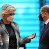 Geste der Ratlosigkeit? Verteidigungsministerin Christine Lambrecht, hier im Gespräch mit Bundeskanzler Olaf Scholz, steht wegen ...