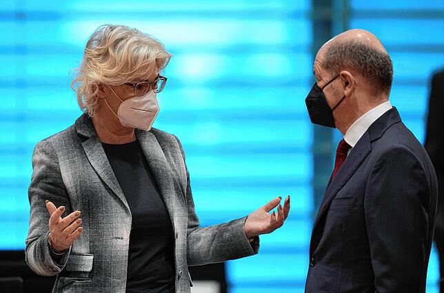Geste der Ratlosigkeit? Verteidigungsministerin Christine Lambrecht, hier im Gespräch mit Bundeskanzler Olaf Scholz, steht wegen ...
