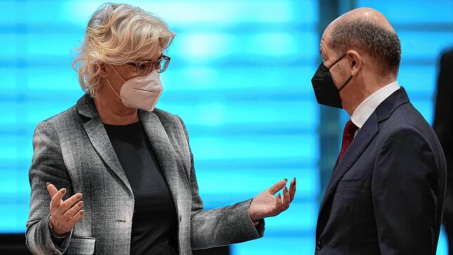 Geste der Ratlosigkeit? Verteidigungsministerin Christine Lambrecht, hier im Gespräch mit Bundeskanzler Olaf Scholz, steht wegen ...