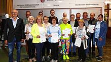 Sie halten dem SC Stetten a.k.M. seit Jahrzehnten die Treue und erhalten aus den Händen des Vorsitzenden und seiner Stellvertreterin ...
