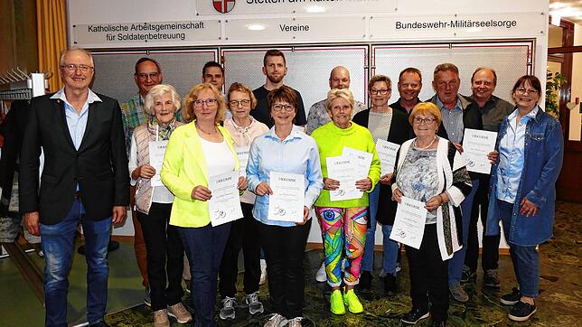 Sie halten dem SC Stetten a.k.M. seit Jahrzehnten die Treue und erhalten aus den Händen des Vorsitzenden und seiner Stellvertreterin ...