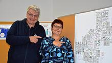 Der Vorsitzende des St. Vinzentius-Vereins Georg Villinger und Heimleiterin Carina Jänsch vor dem Grundriss des neuen St. Marienhauses ...