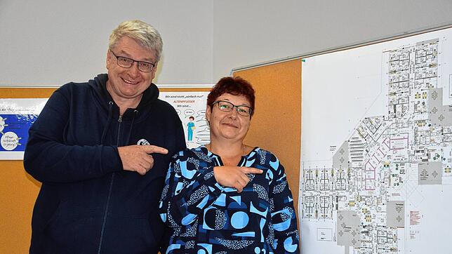 Der Vorsitzende des St. Vinzentius-Vereins Georg Villinger und Heimleiterin Carina Jänsch vor dem Grundriss des neuen St. Marienhauses ...